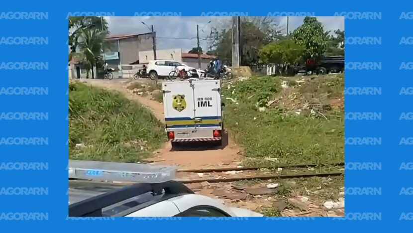 Veículo do IML perto de VLT em área de ocorrência na Zona Norte de Natal
