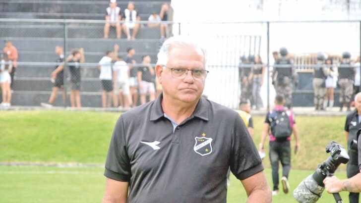 Técnico Waguinho Dias durante treino do ABC