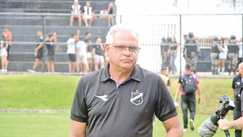 Técnico Waguinho Dias durante treino do ABC