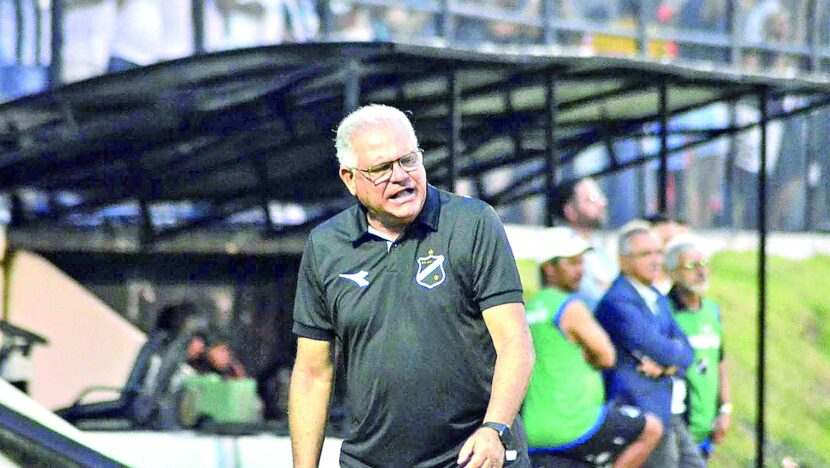 Técnico Waguinho Dias durante partida do ABC