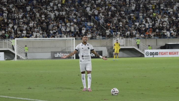Wallyson, atacante do ABC, durante partida com a camisa alvinegra