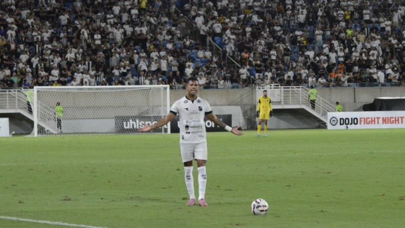 Wallyson, atacante do ABC, durante partida com a camisa alvinegra