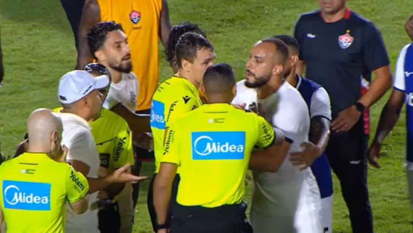 Jogadores e integrantes da arbitragem reunidos em discussão no gramado após a partida entre Vitória e Botafogo