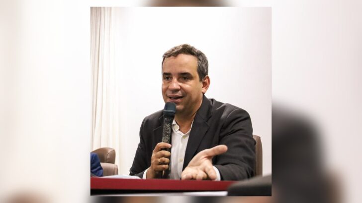 Cadu Xavier fala ao microfone durante encontro no Sindifern
