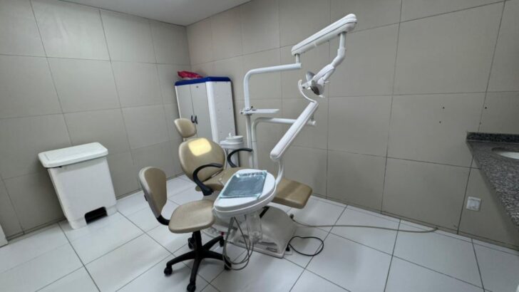 Cadeira odontológica e equipamentos em consultório de Ipanguaçu