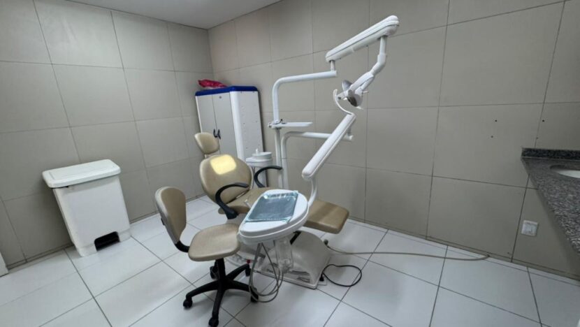 Cadeira odontológica e equipamentos em consultório de Ipanguaçu