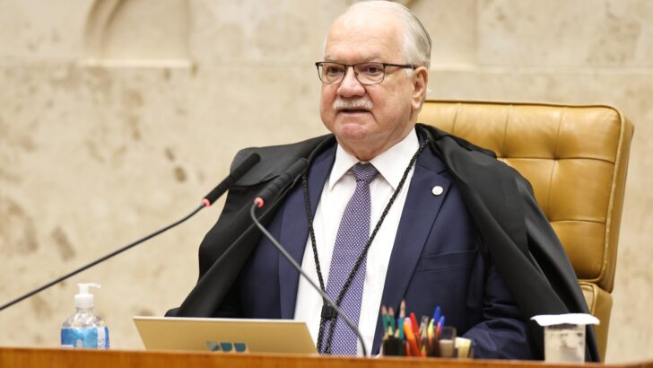 Edson Fachin sentado durante sessão do Supremo Tribunal Federal