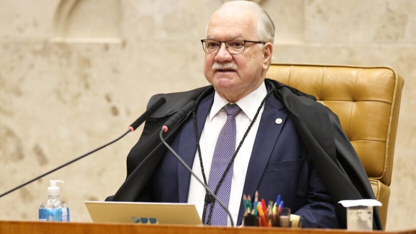 Edson Fachin sentado durante sessão do Supremo Tribunal Federal