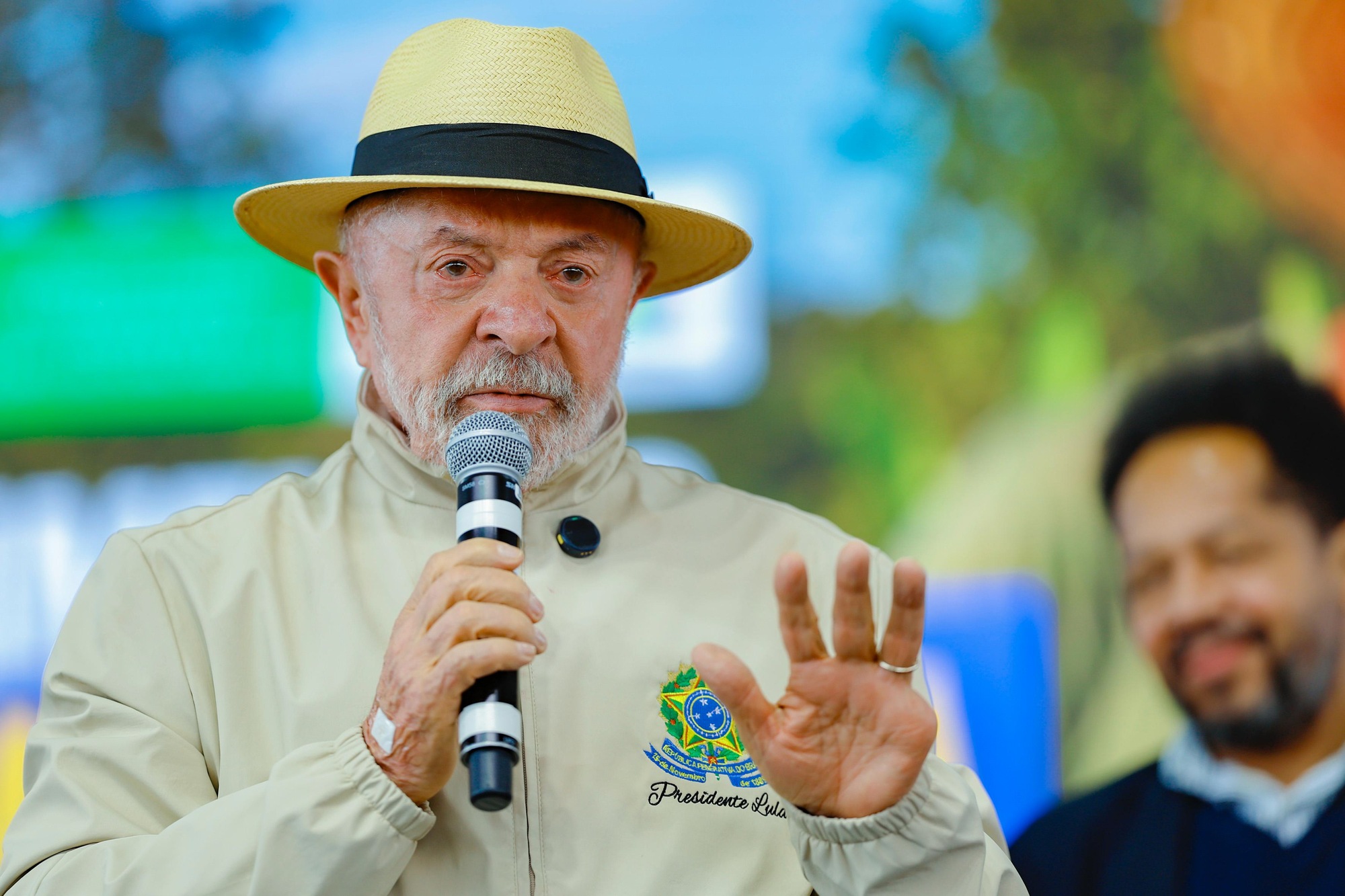Lula usa chapéu e fala ao microfone