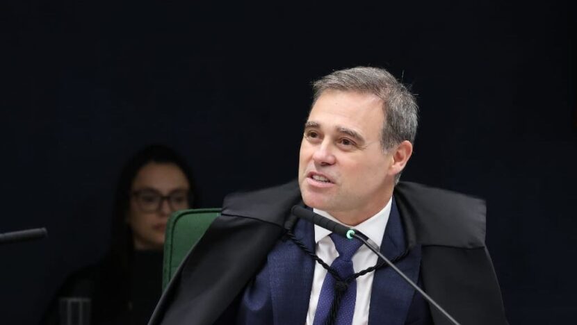 Ministro André Mendonça fala ao microfone durante sessão do STF