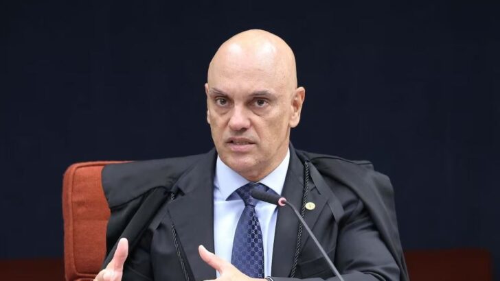 Alexandre de Moraes sentado à mesa durante sessão do STF