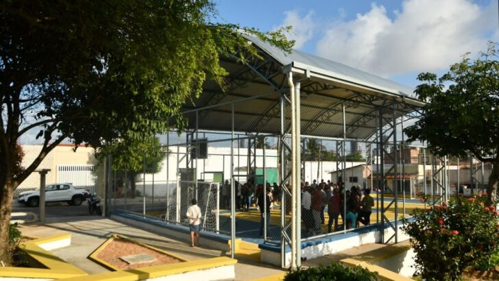 Quadra poliesportiva coberta no bairro Santos Reis, em Natal
