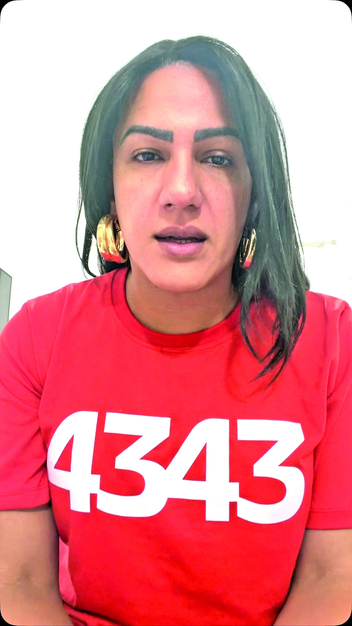 Thabatta Pimenta usa camiseta vermelha com número de campanha