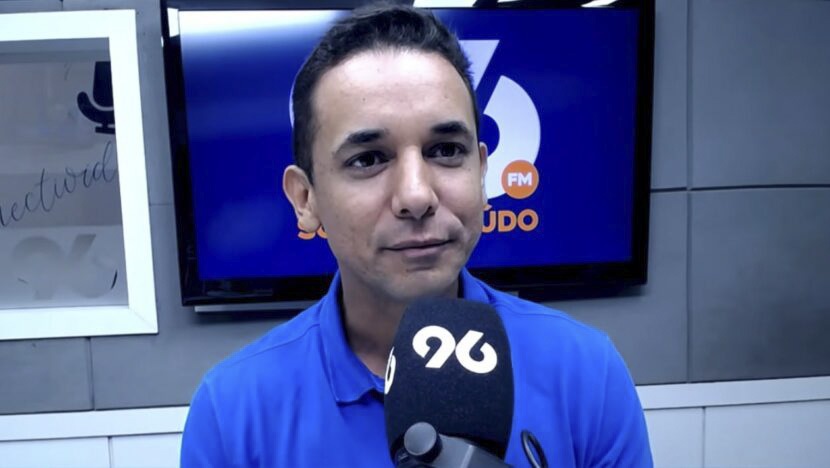 Allyson Bezerra fala ao microfone da 96FM no estúdio