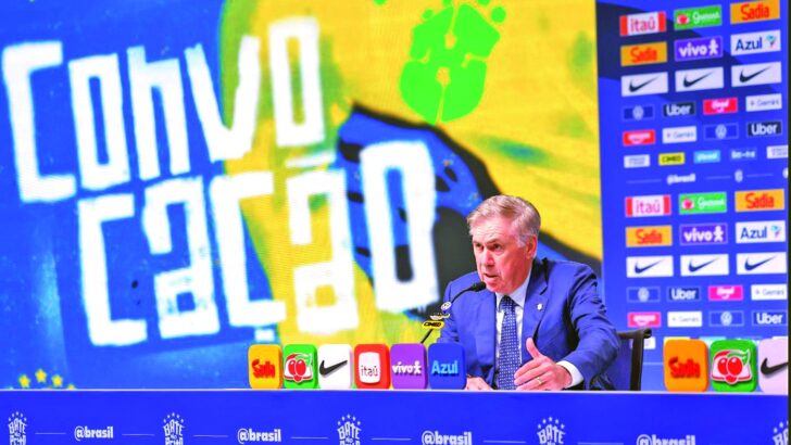 Carlo Ancelotti fala ao microfone em coletiva de convocação da Seleção Brasileira