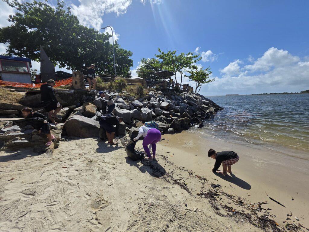 Mutirão retira 200 kg de resíduos da Praia da Redinha em pouco mais de uma hora