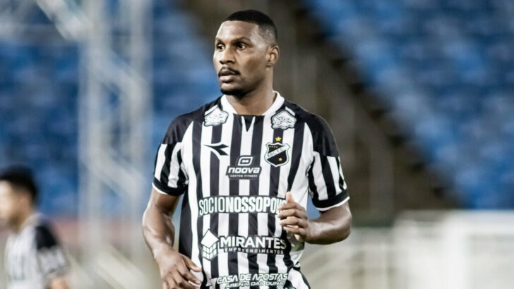 Jogador do ABC em campo vestindo a camisa alvinegra durante partida