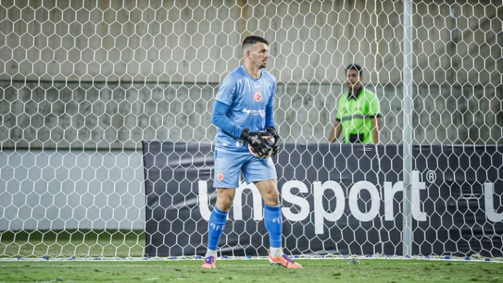 Goleiro do América realiza defesa durante treinamento no campo