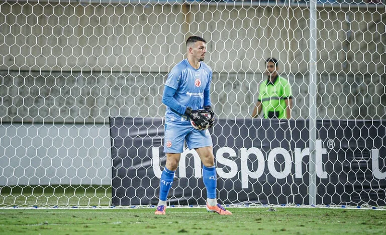 Goleiro do América realiza defesa durante treinamento no campo