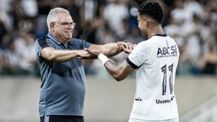 Treinador do ABC cumprimenta jogador de camisa 11 à beira do campo durante uma partida