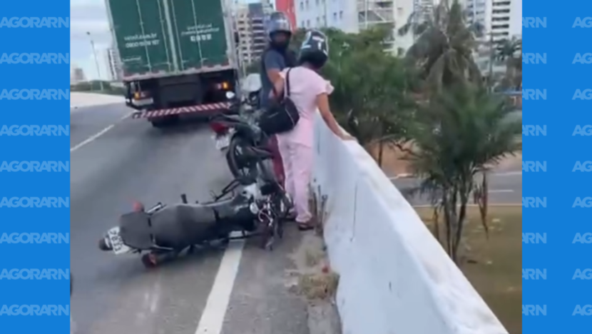 Motocicleta caída após acidente no Viaduto do 4º Centenário, em Natal