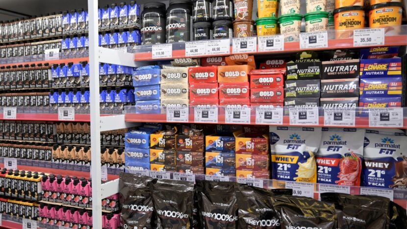 Produtos de suplementação alimentar em loja do Assaí