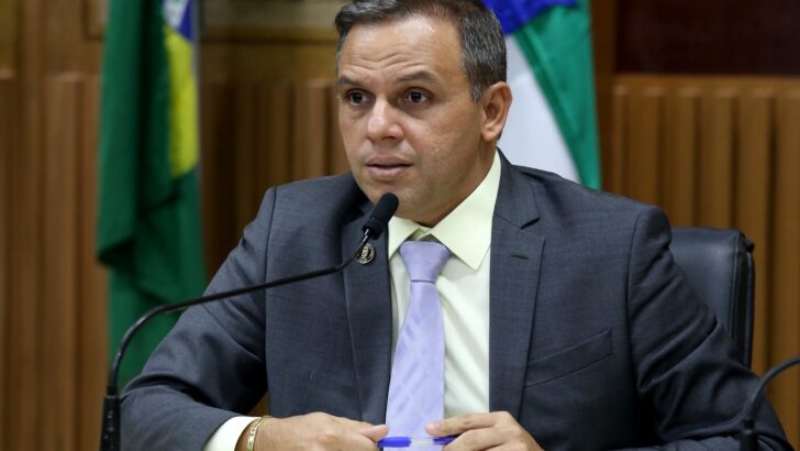 Homem de terno fala ao microfone durante atividade no plenário da Câmara Municipal de Natal