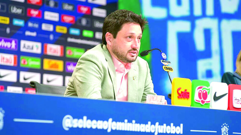Arthur Elias fala ao microfone durante entrevista coletiva