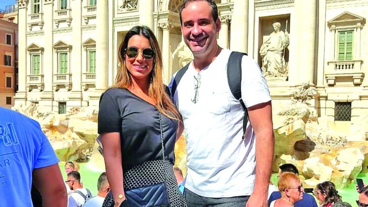 Cadu Xavier e a namorada diante do Coliseu em Roma