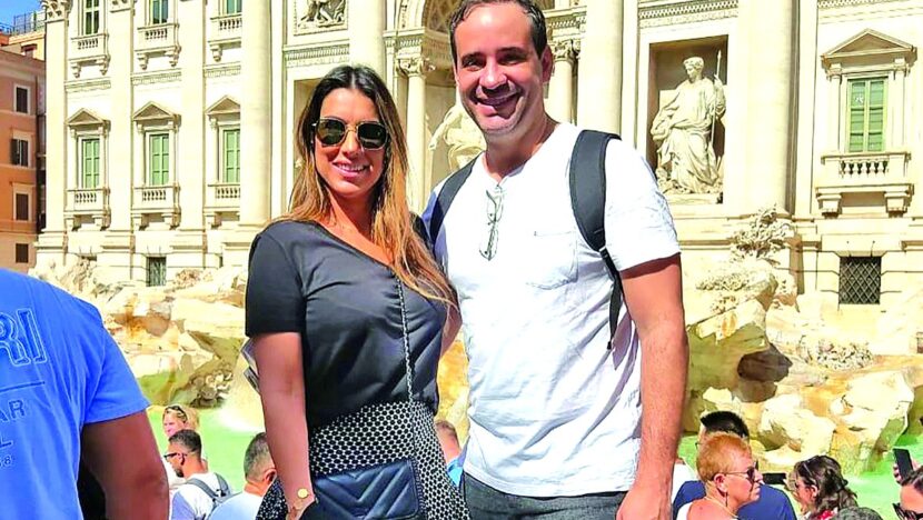 Cadu Xavier e a namorada diante do Coliseu em Roma