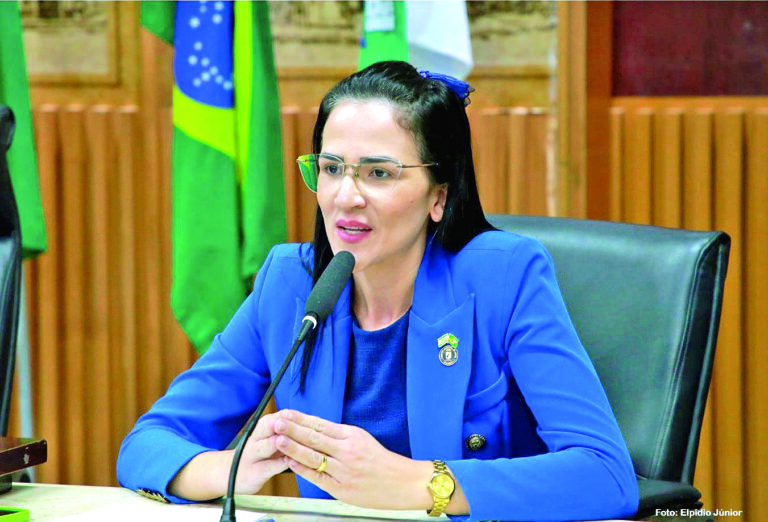 Camila Araújo fala ao microfone na Câmara Municipal de Natal