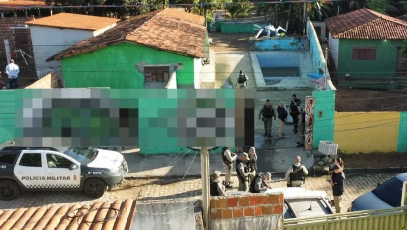 Agentes de segurança em frente a imóveis durante operação policial no litoral do Rio Grande do Norte