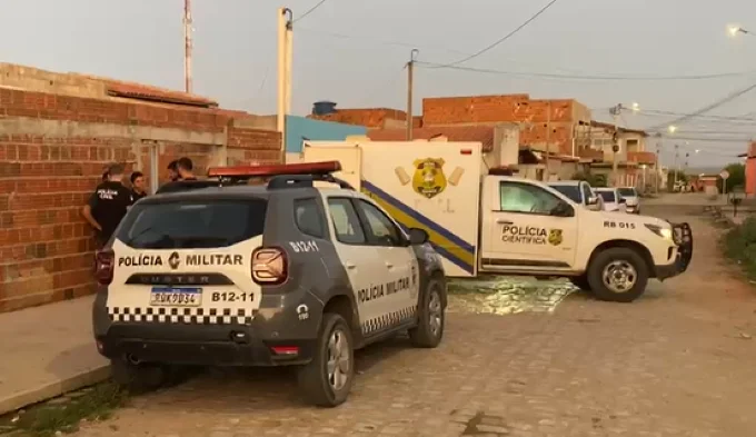 Viaturas da Polícia Militar e da Polícia Científica estacionadas em rua residencial durante atendimento a uma ocorrência