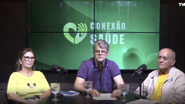 Rute Pinheiro, Elias Luz e Francisco Rodrigues à mesa do podcast Conexão Saúde