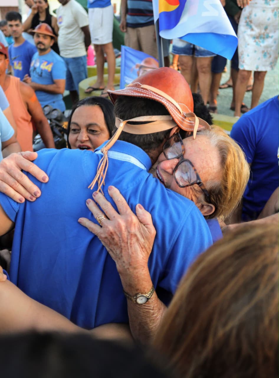 Allyson Bezerra abraça eleitora durante mobilização política