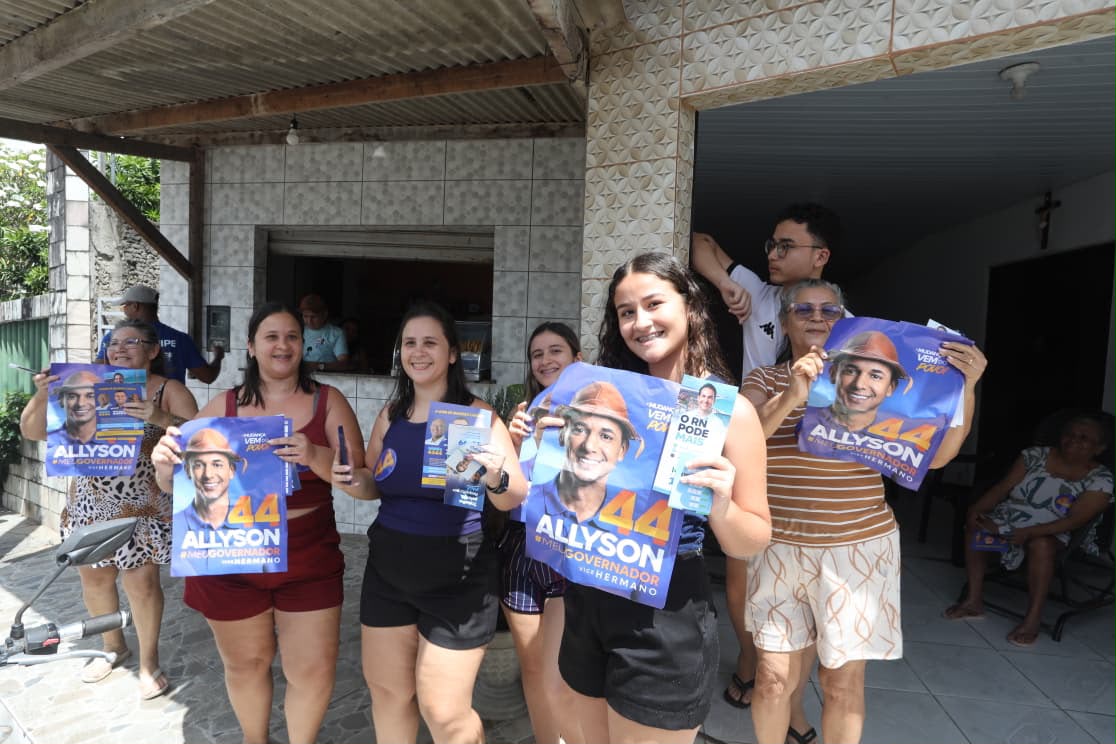 Grupo de mulheres posa com material de campanha de Allyson Bezerra