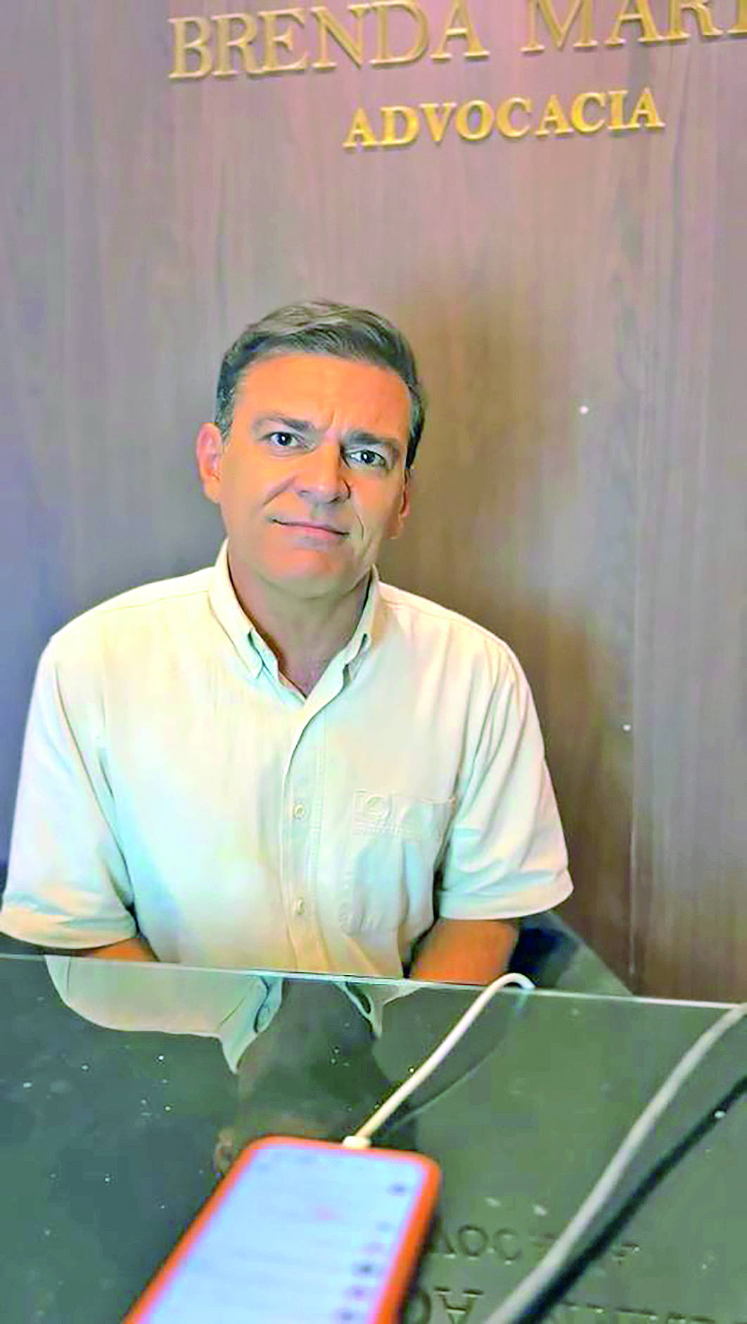 Laércio Cardoso de Lima sentado durante entrevista
