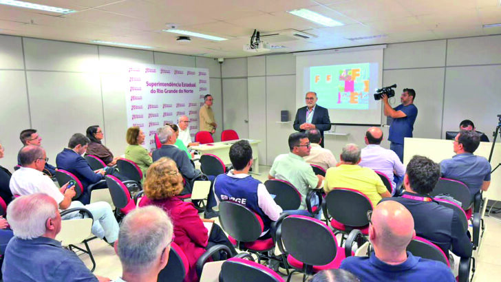 Participantes acompanham apresentação de Jeová Lins na Fiern