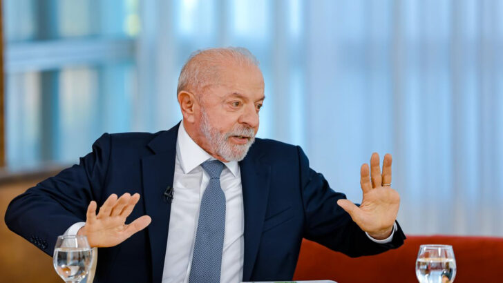 Presidente Lula gesticula com as mãos durante reunião