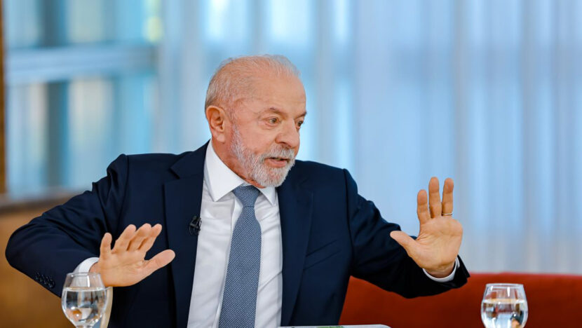 Presidente Lula gesticula com as mãos durante reunião