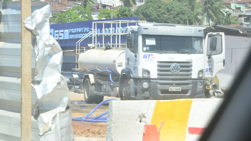 Caminhão em posto de combustíveis