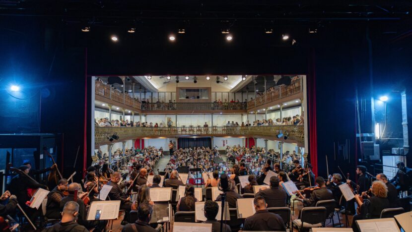 Orquestra Sinfônica do RN no palco do Teatro Alberto Maranhão diante da plateia