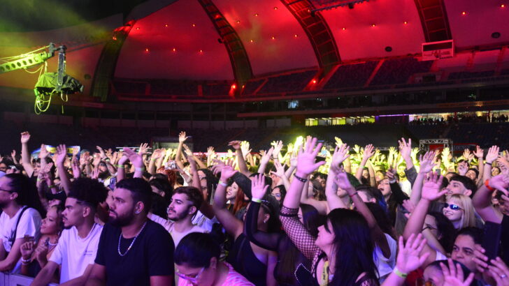 Público acompanha show do Festival Mada na Arena das Dunas