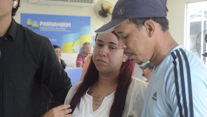 Pais de Arthur Kevin durante mobilização por respostas em Parnamirim