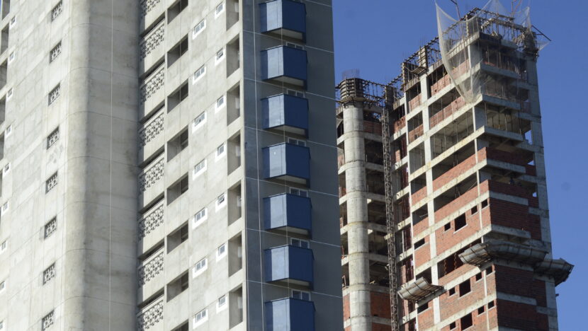 Prédios em construção, com estrutura e fachadas em diferentes etapas da obra