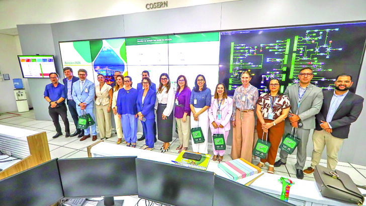 Representantes da Neoenergia Cosern e do TRE-RN reunidos diante de painéis de monitoramento