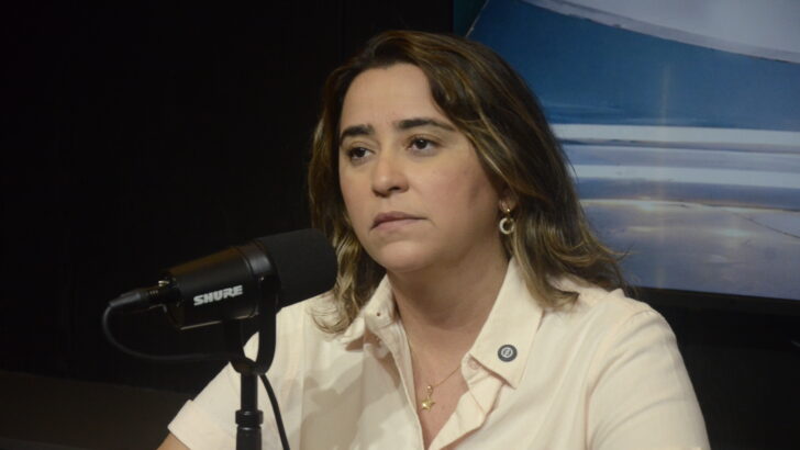 Samanda Alves fala ao microfone durante entrevista