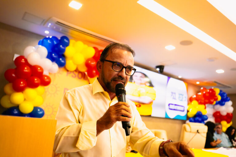 Sandro Pimentel segura microfone durante pronunciamento