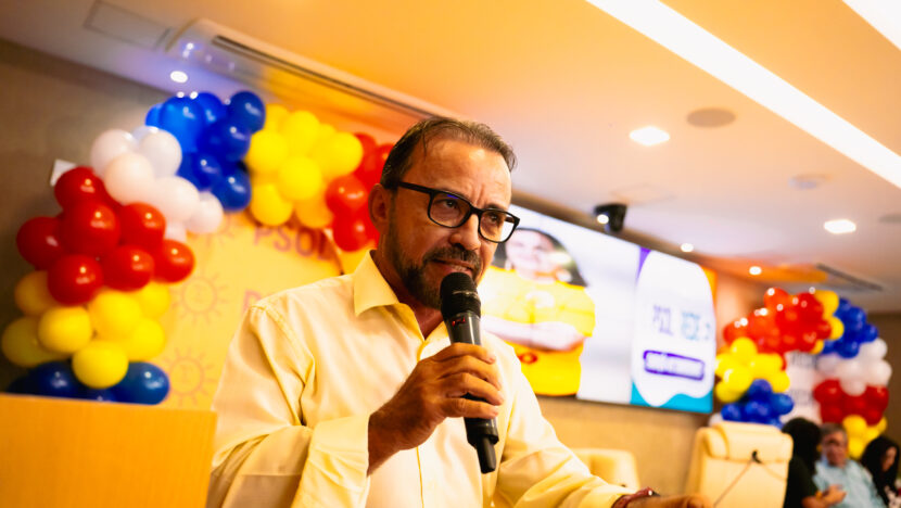 Sandro Pimentel segura microfone durante pronunciamento