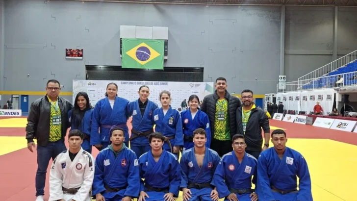Grupo de judocas e integrantes da delegação posa em ginásio durante o Campeonato Brasileiro de Judô Júnior